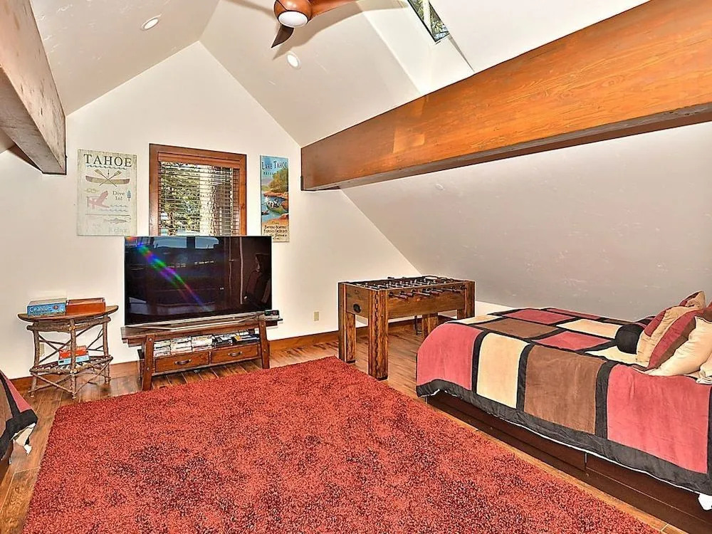 5BR 4BA Lake Tahoe Luxury Vacation Rental by RedAwning