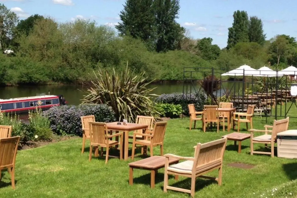 Unrivalled Location Five Star Worcester Apartment