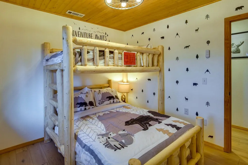 Big Bear Lake Retreat w/ Game Room: 1 Mi to Slopes