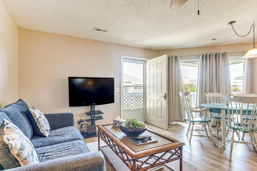Walk to Beach: North Myrtle Condo!