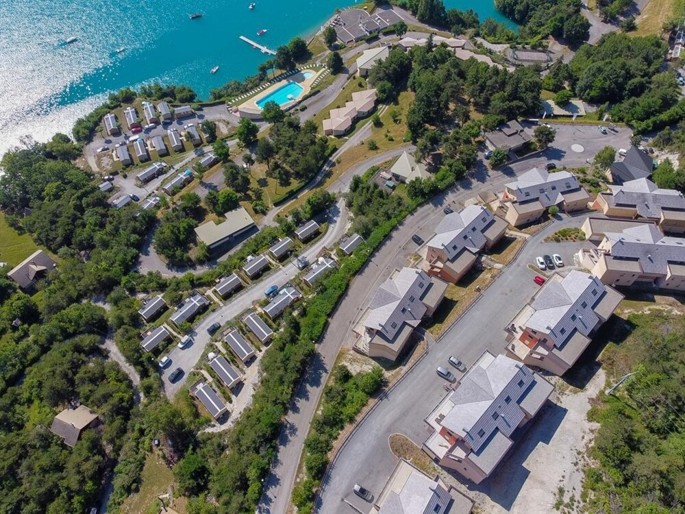 Mobile Homes for 4 People With Lake View in Residence L'ecrin du Lac, Chorges