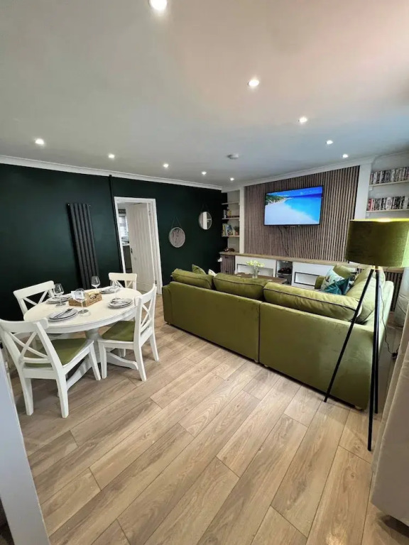 Monthly Stay 3 bed Bike Store Contractors