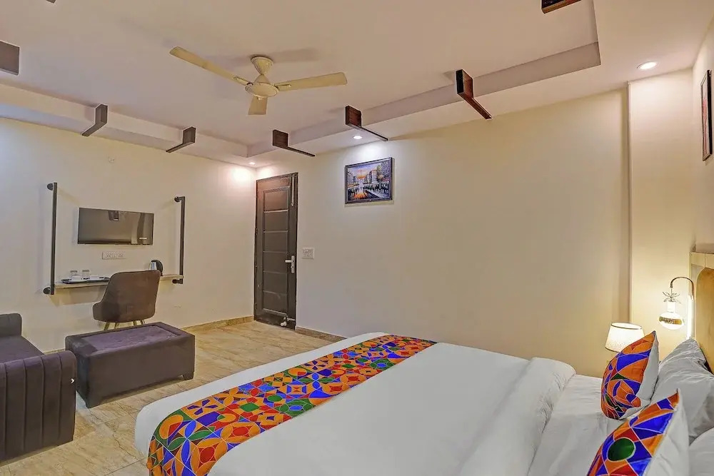 FabHotel Orchid White Inn - 600m from Noida Sector 16 Metro Station Noida