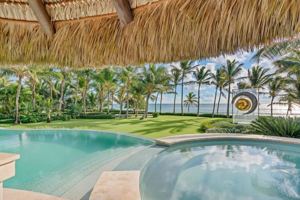 Dazzling Beachfront Villa With Swim-up Bar