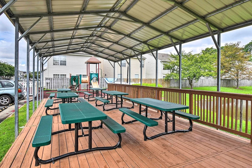 Hampton Home w/ Fireplace + Close to Beaches!