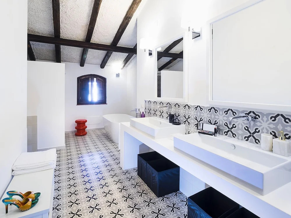 Exclusive Villa With Private Swimming Pool That Enjoys a Splendid Seafront View