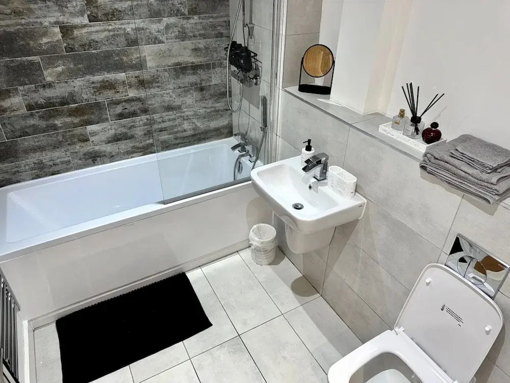 Stylish 2-bed Apt-private Parking-10mins to Centre