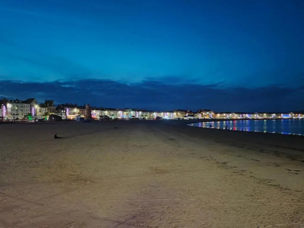 Sunrise View - Beachfront Apartment, Weymouth