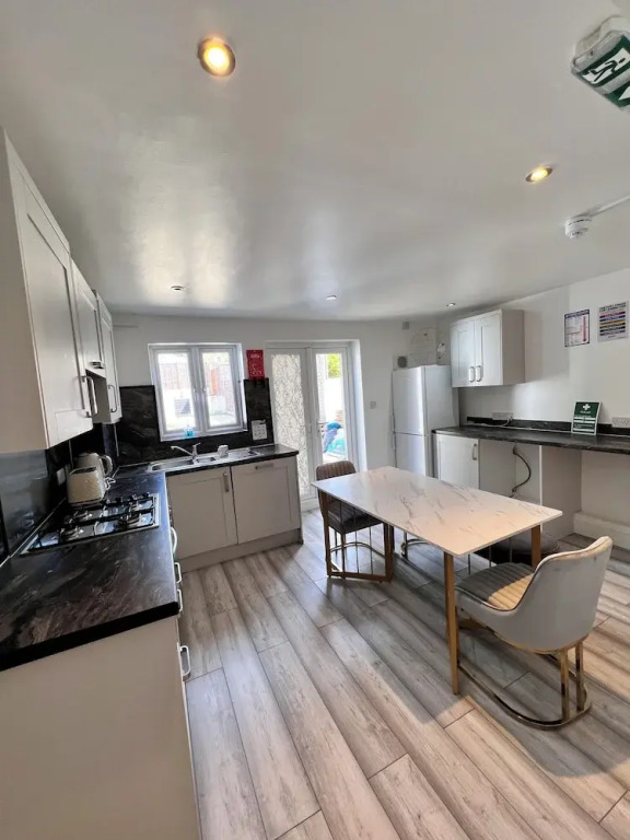 Gillingham - 3 Beds - Sleeps 6 - Garden - Wifi