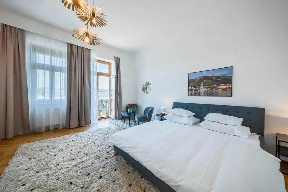 Deluxe Studio With Balcony Kingsize Bed and Free Parking in Krems Downtown