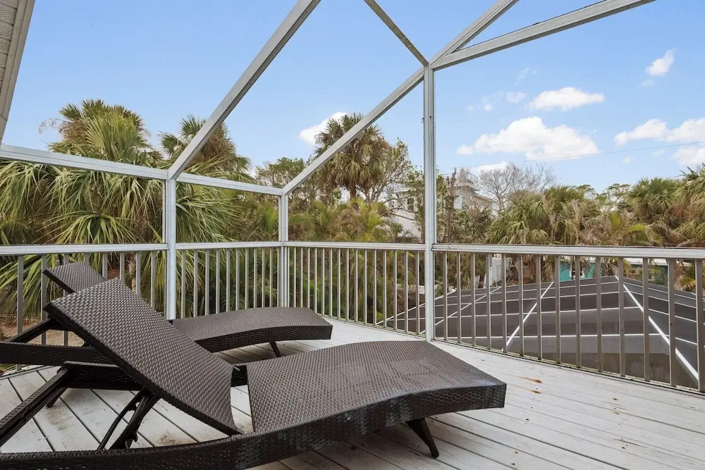 Siesta Key Oasis w/ Outdoor Pool + Screened Lanai!