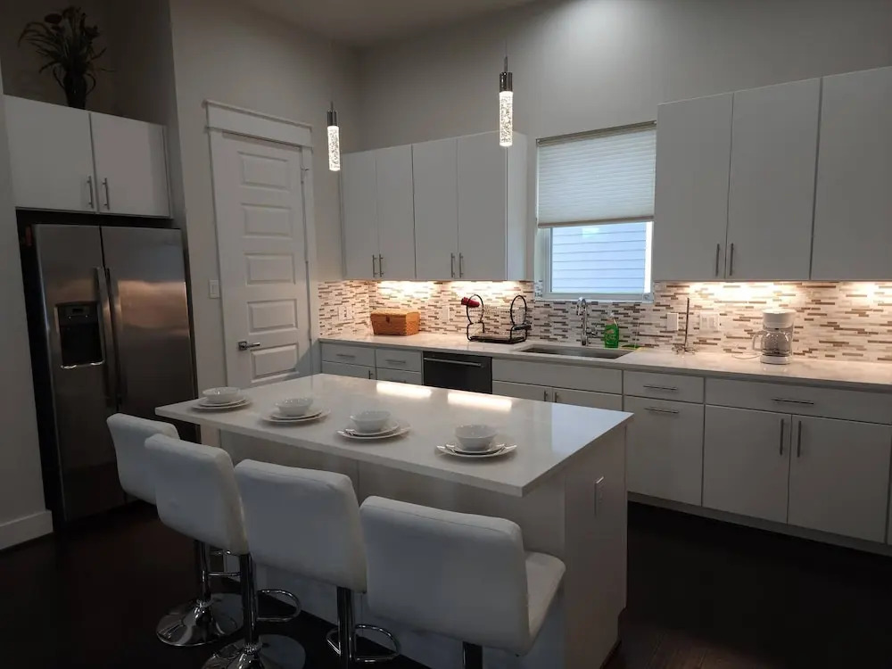 "modern 3bed Townhome. Near Nrg"