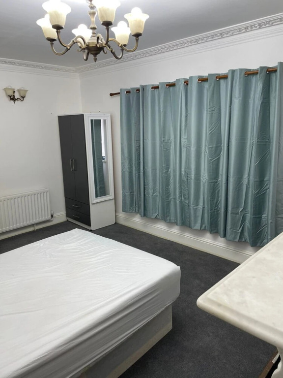 Charming 5-bed House in Mitcham