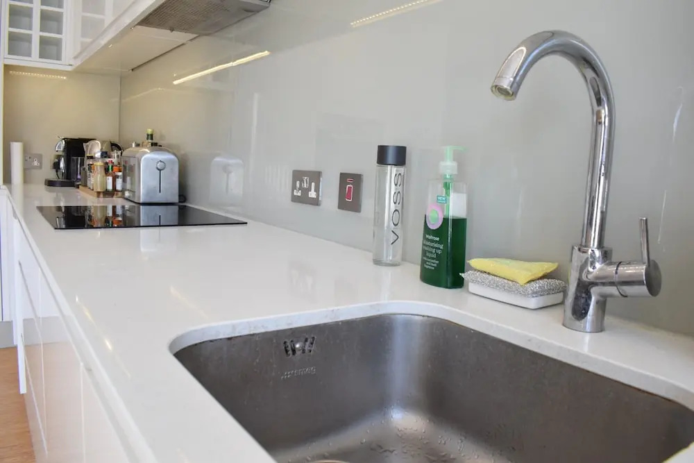 Modern 2 Bedroom Flat With Balcony