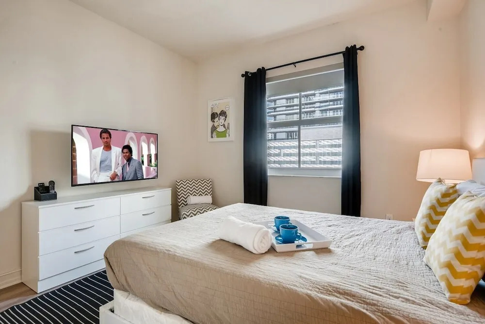 NEW- Fast Wifi - Work Desk - Top Floor - 2BR/2BA Miami! (CD2)
