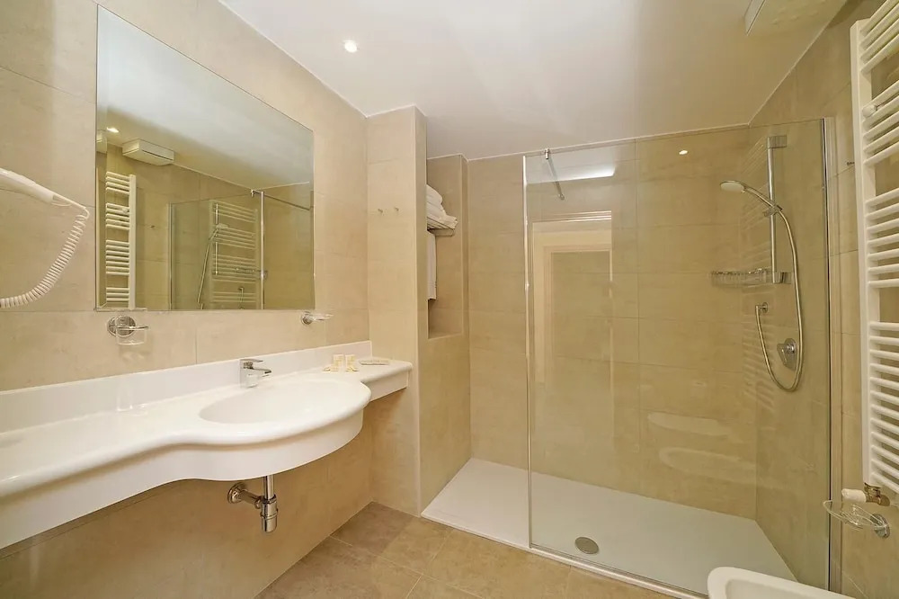 Residence Dany appartamenti con cucina vista lago piscina e parcheggio