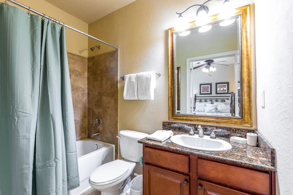 909bp 3 Bedroom Condo by Redawning