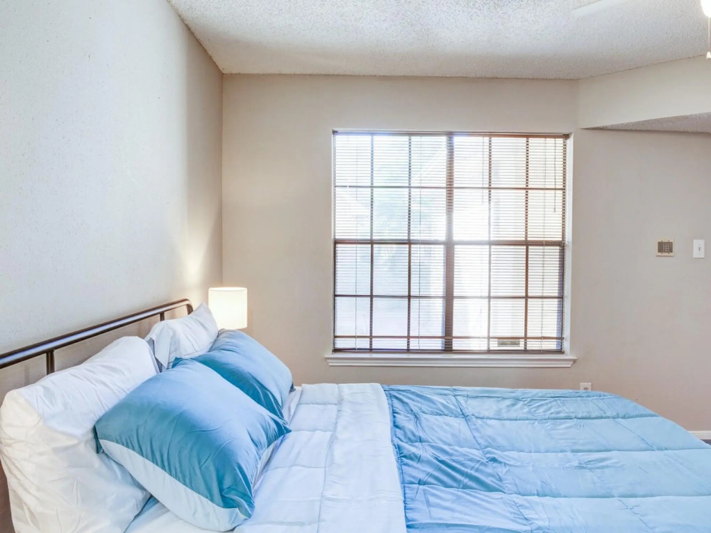 Lovely 2 BR, 1 ba condo near Medcenter