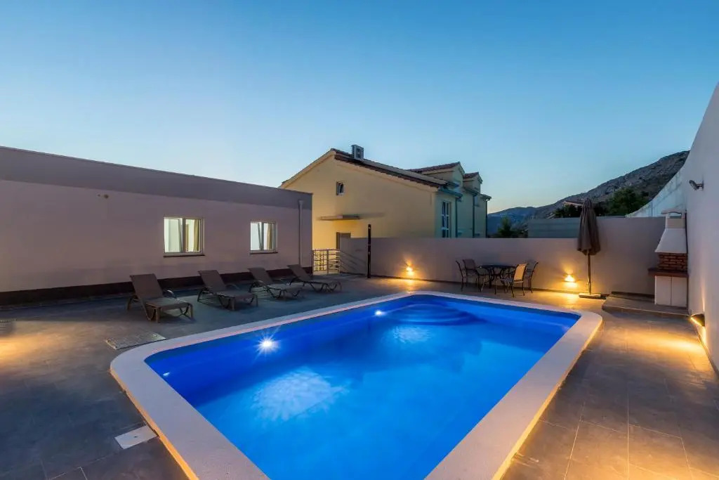 House With Private Pool M&M
