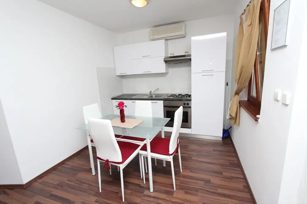 Apartments Poretti for 2,in Center Parking Free in the yard,6 min beach walk