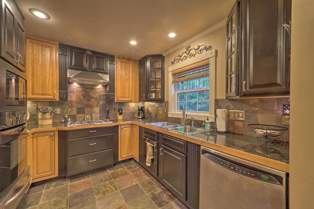 Beech Mountain Escape w/ Mtn Views & Fireplace!