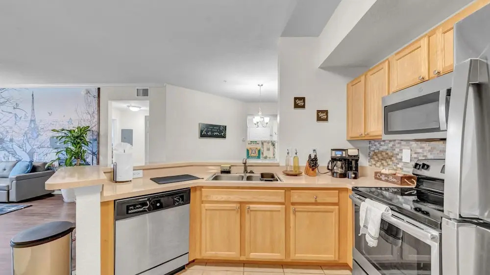 Modern 2BR 2BA Pool Gym Near Airport 9
