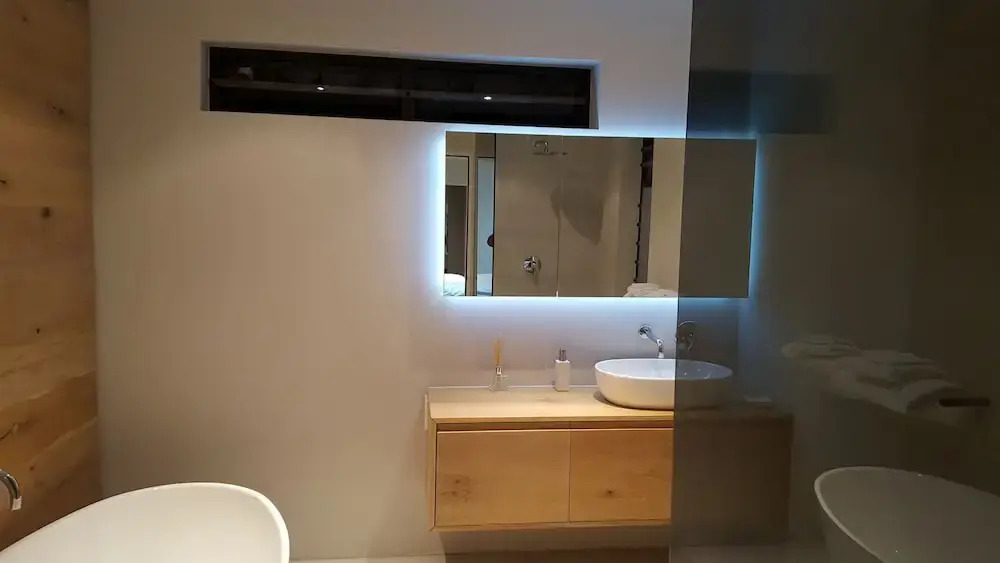 Small Cottage With sep Bedroom, Specious Bathroom, Lounge and Open-plan Kitchen