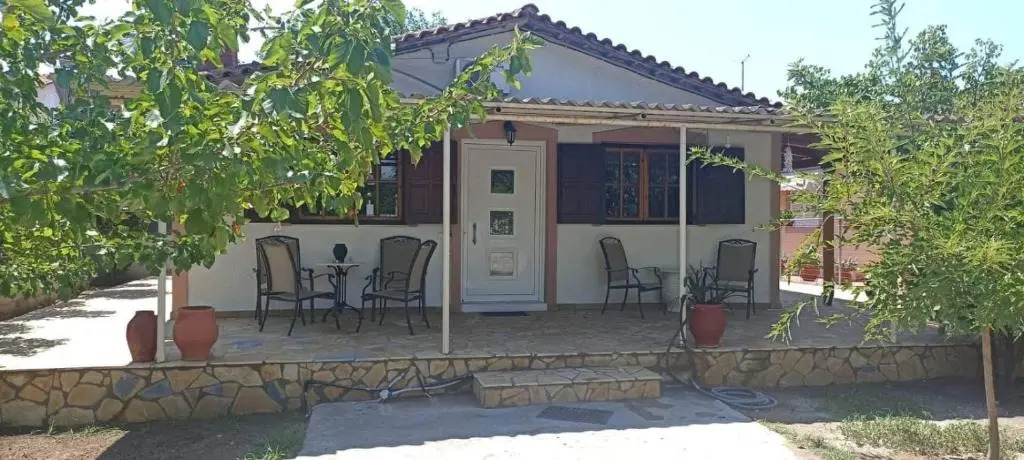 Tota's guest house, 4 min walk to the beach