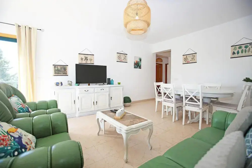 B16 - Sandy Pine Beachfront Flat in Lagos