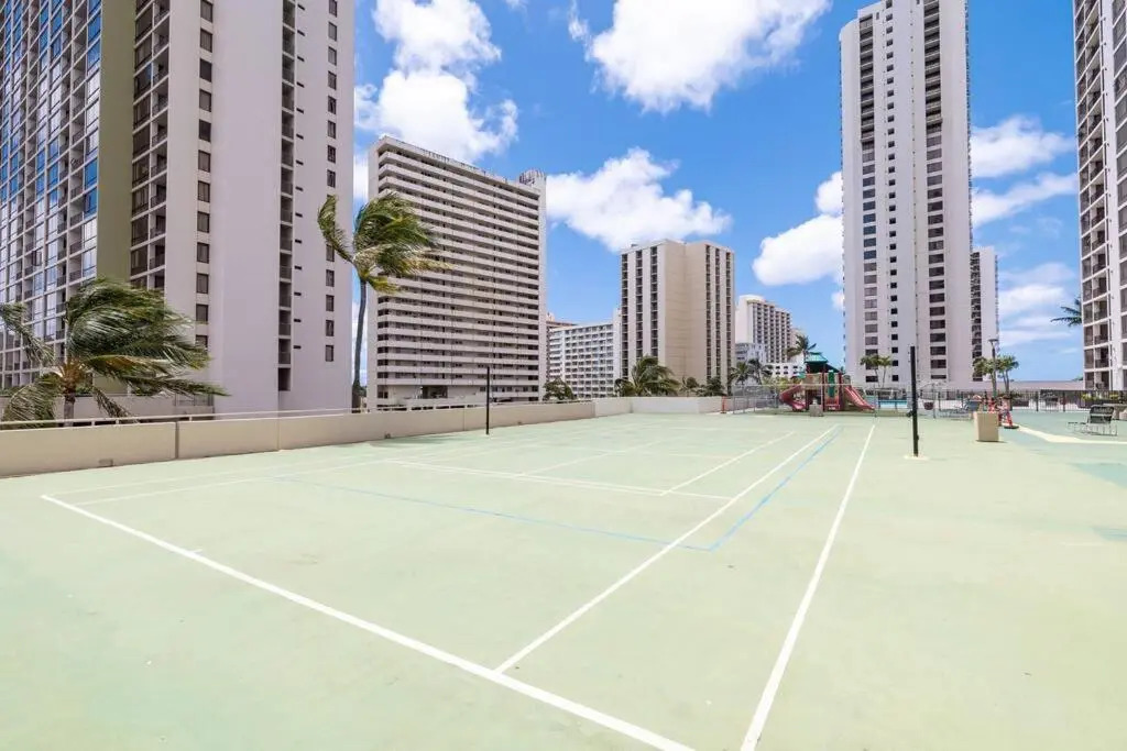 Spacious 14th Floor Corner Suite, Partial Diamond Head and Ocean Views, FREE Parking! by Koko Resort Vacation Rentals