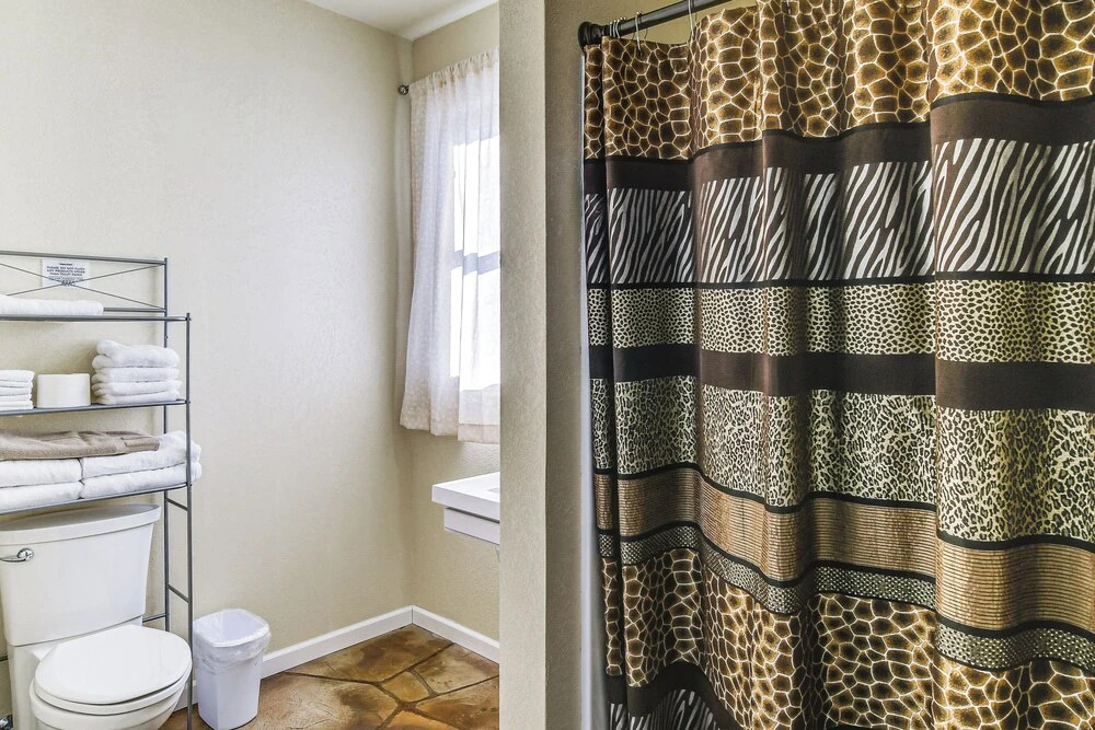 2 Mi to Main St: Newton Guest House