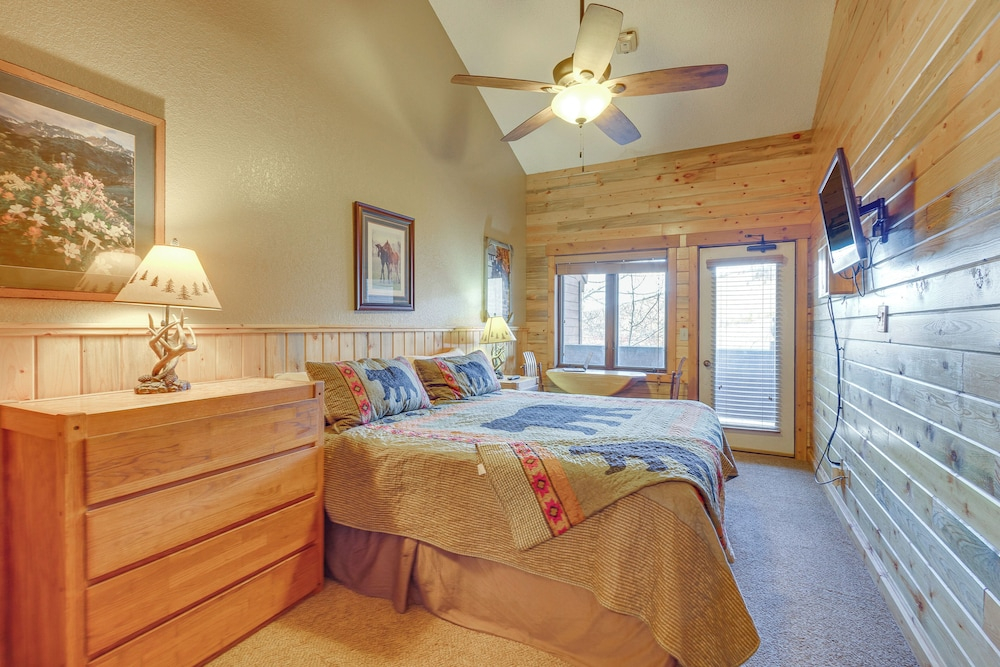 Pool & Hot Tub Access at Top-floor Granby Getaway!