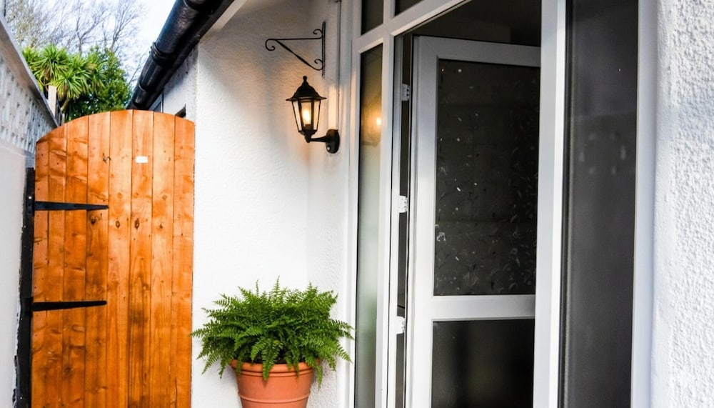 Serviced Accom Sleeps 8 - Near London, Parking