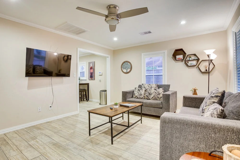 Pet-friendly Galveston Cottage < 1 Mi to Beach!