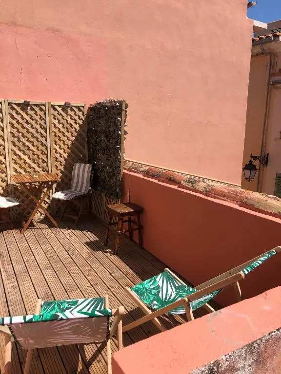 Studio terrasse Sanary centre ville rue piétonne