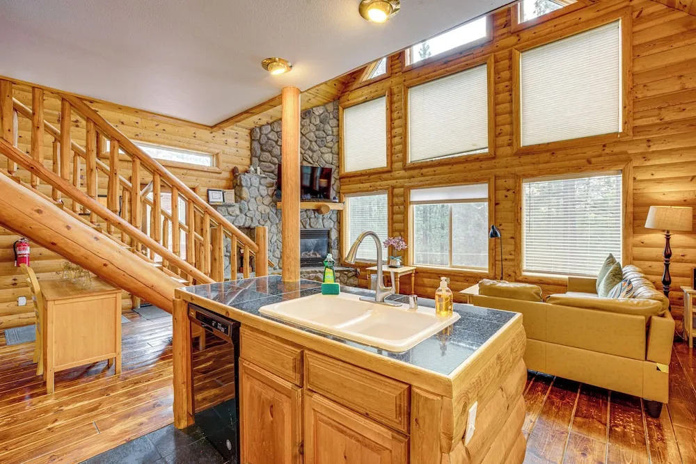 Hot Tub, Indoor Pool! Home 8 Mi to Heavenly Skiing