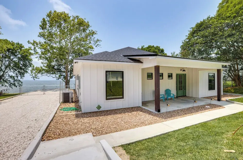 Lakefront Onalaska Home w/ Screened-in Porch!