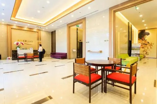 Henry Apartment #Next to District 1 #POOL +GYM