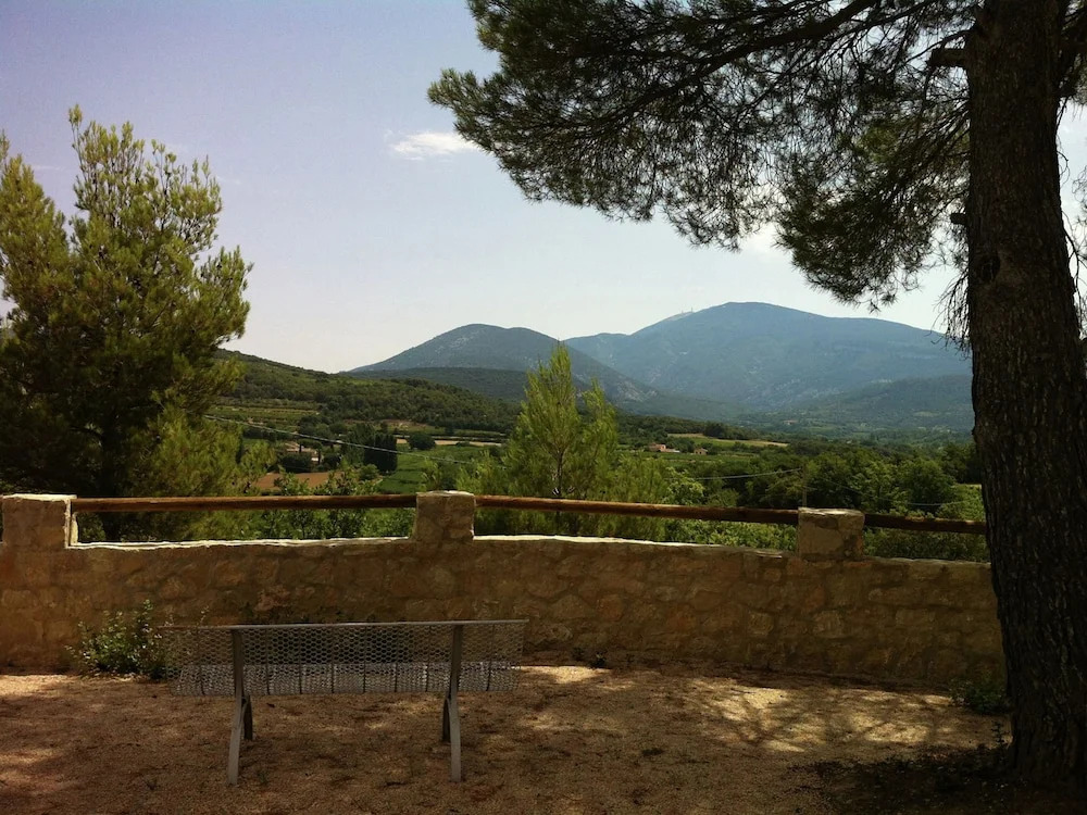 Private Infinity Pool, Beautiful View of Mont Ventoux, a Dream Spot!