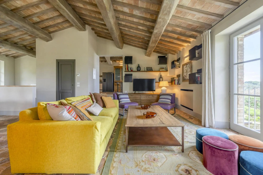 On a private road, nestled among olive trees and unspoilt landscapes, lies Villa Polvese. In an elev-Villa Polvese