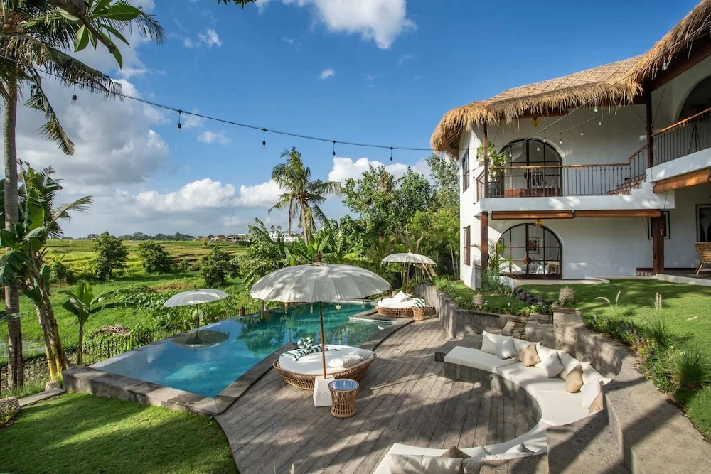 Majestic Private Villa, 6 BR, Canggu With Staff