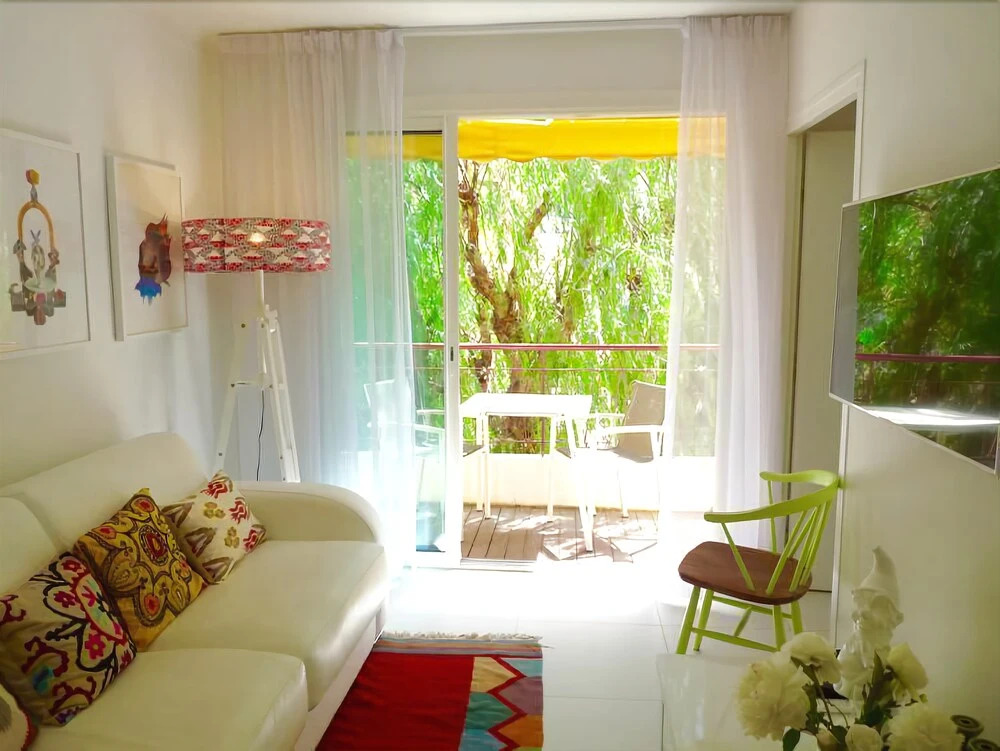 Apartment 85