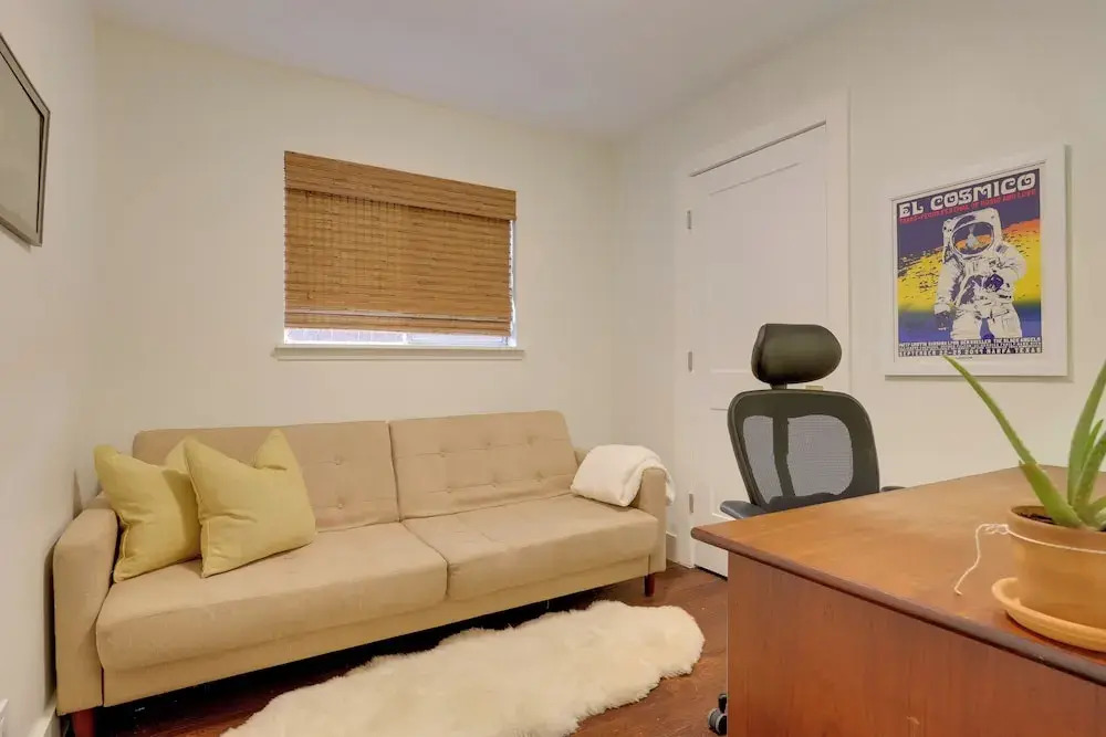 6 Mi to Dtwn Austin: Home w/ Screened Porch & Yard