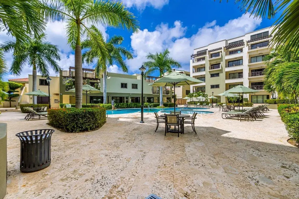 Beautiful 2BR Condo w Large Balcony in Palm Beach