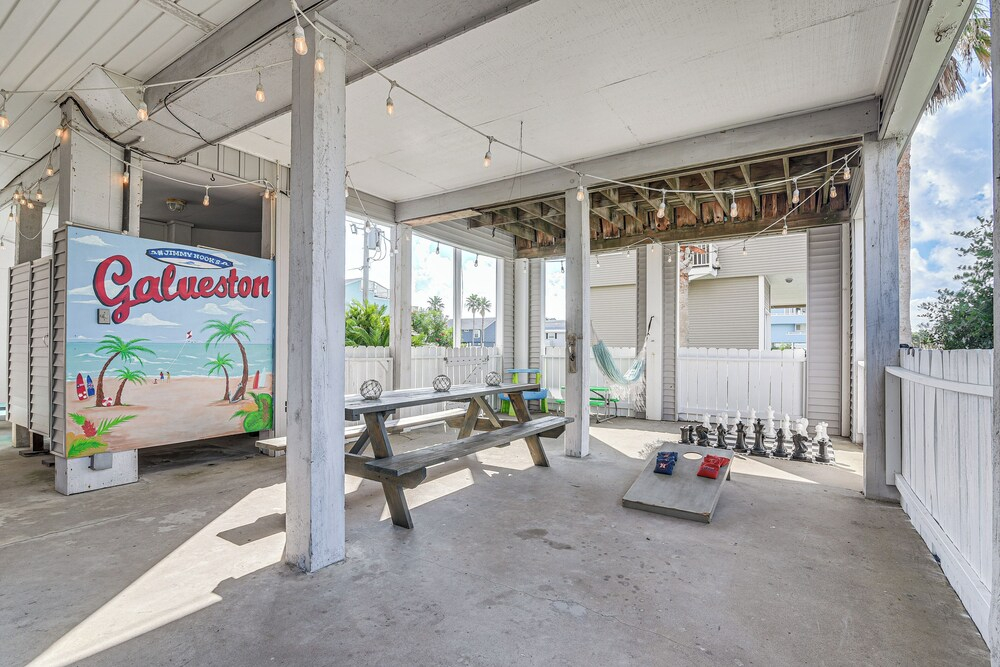 Walk to Pirates Beach - Luxe Galveston Home
