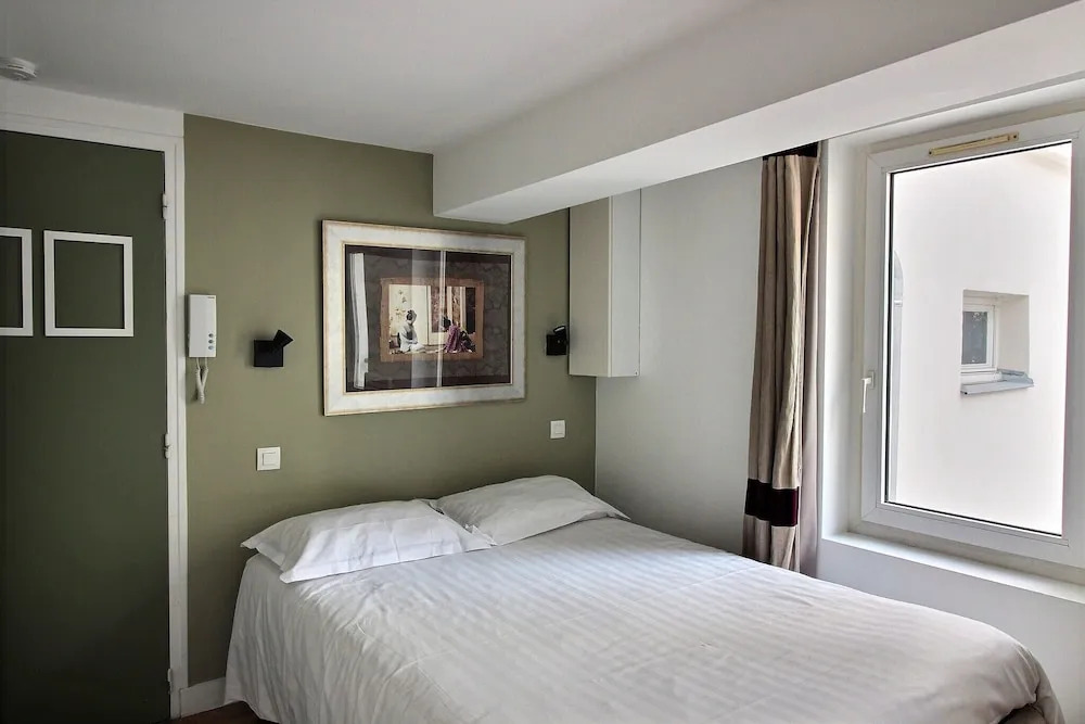 S02434 - Studio for 2 People, Metro Station Sentier
