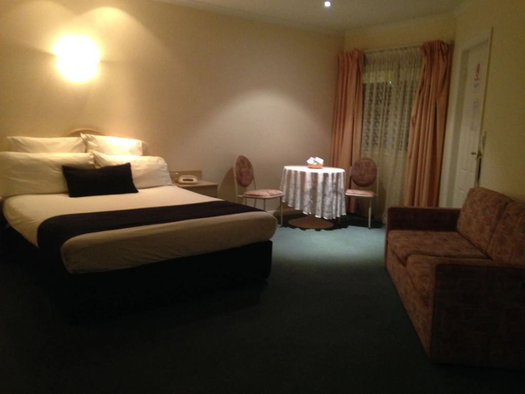 Charles Rasp Motor Inn & Cottages