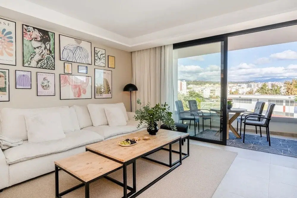 Inf3.4i - Modern & Bright City Apartment