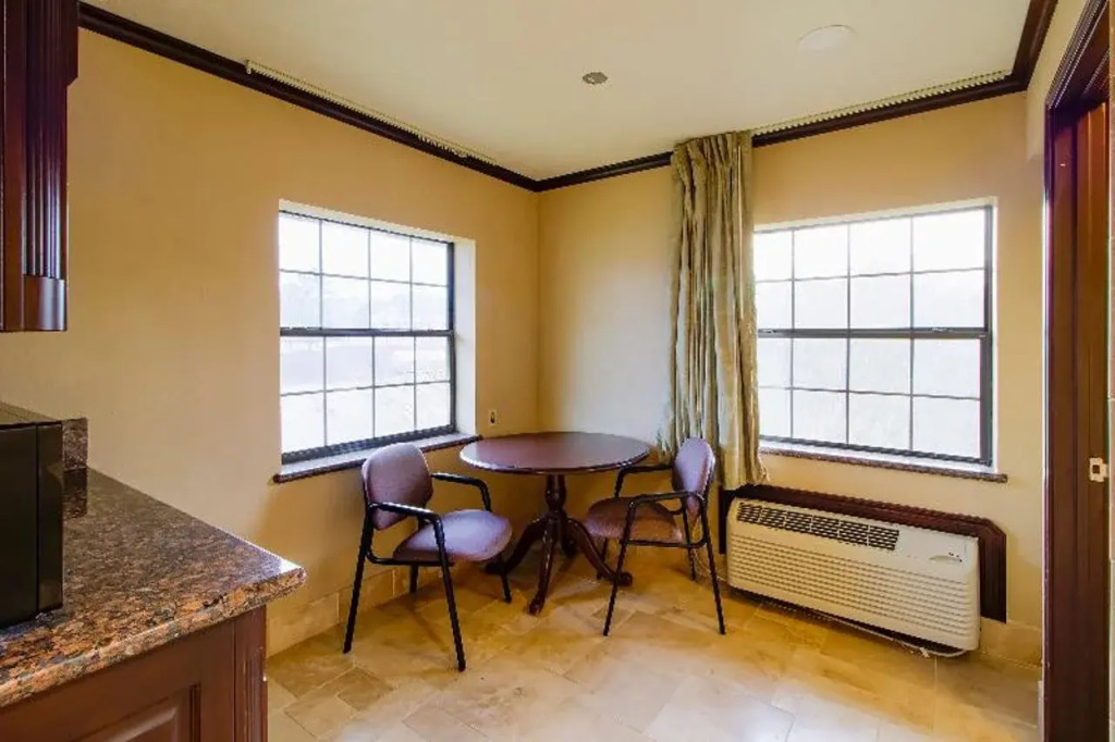 OYO Pinewood Inn & Suites Silsbee