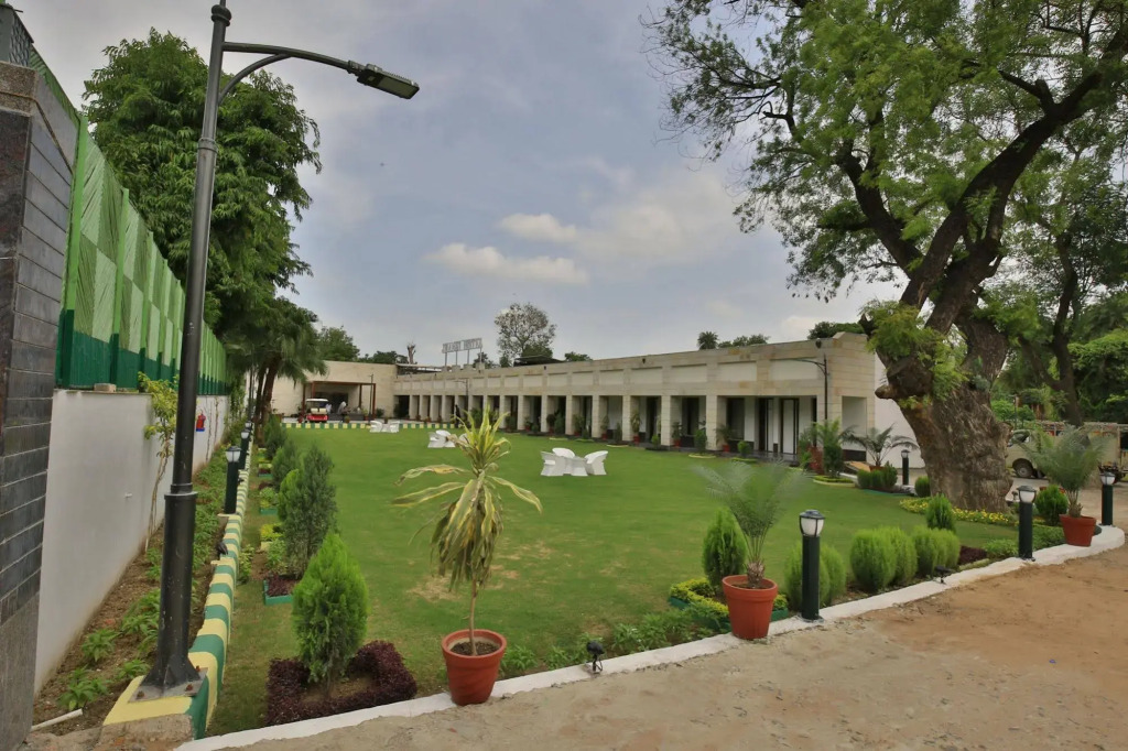 Jhansi Hotel